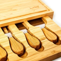 Käsebrett Mit Messerfach 25,2x3x19,5 Cm 4 Spezialmesser Pflegeleicht 12 Käsebrett Mit Messerfach 25,2x3x19,5 Cm 4 Spezialmesser Pflegeleicht -Klarstein Verkaufsgeschäft 10038079 yy 0006 logo