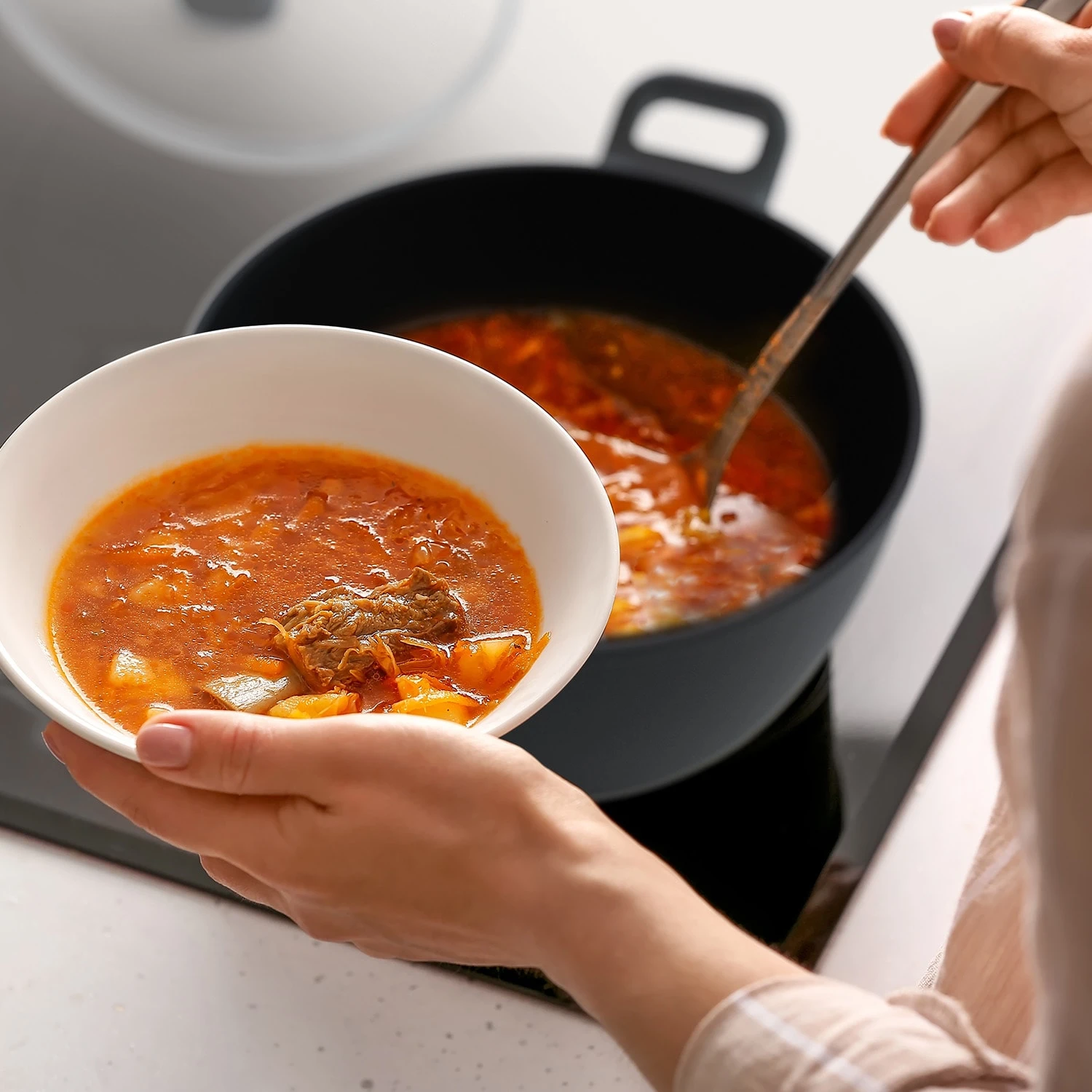 Noto Endurance Topf- Und Pfannenset Geschmiedetes Aluminium Ergonomische Griffe Glasdeckel Filz 3 Noto Endurance Topf- Und Pfannenset Geschmiedetes Aluminium Ergonomische Griffe Glasdeckel Filz – Bild 3